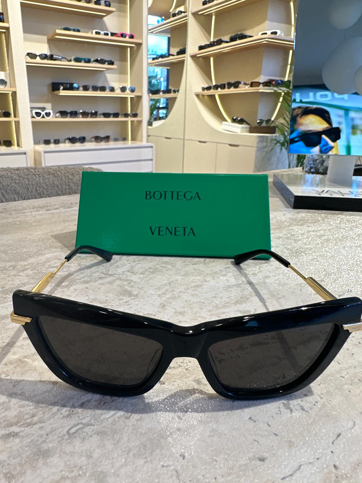 Bottega Veneta BV1241S 001 – Altın Metal Saplı İkonik Siyah Güneş Gözlüğü