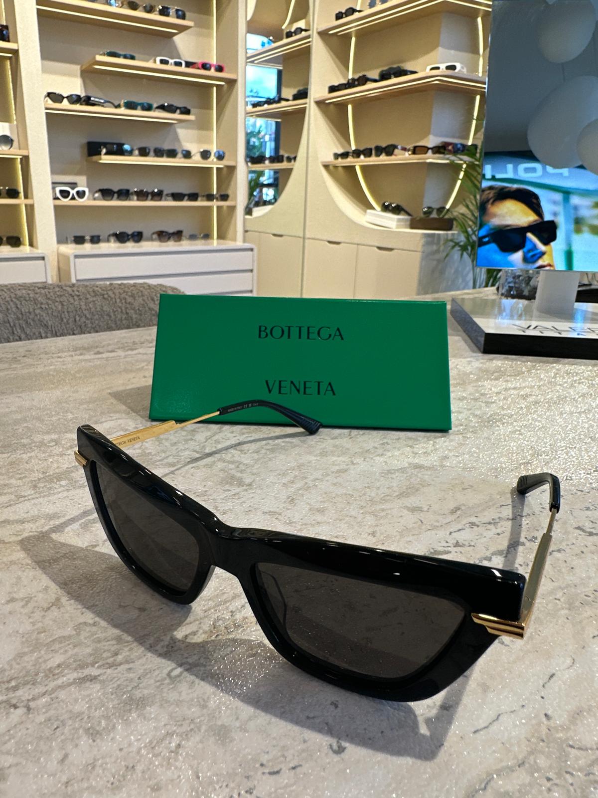 Bottega Veneta BV1241S 001 – Altın Metal Saplı İkonik Siyah Güneş Gözlüğü