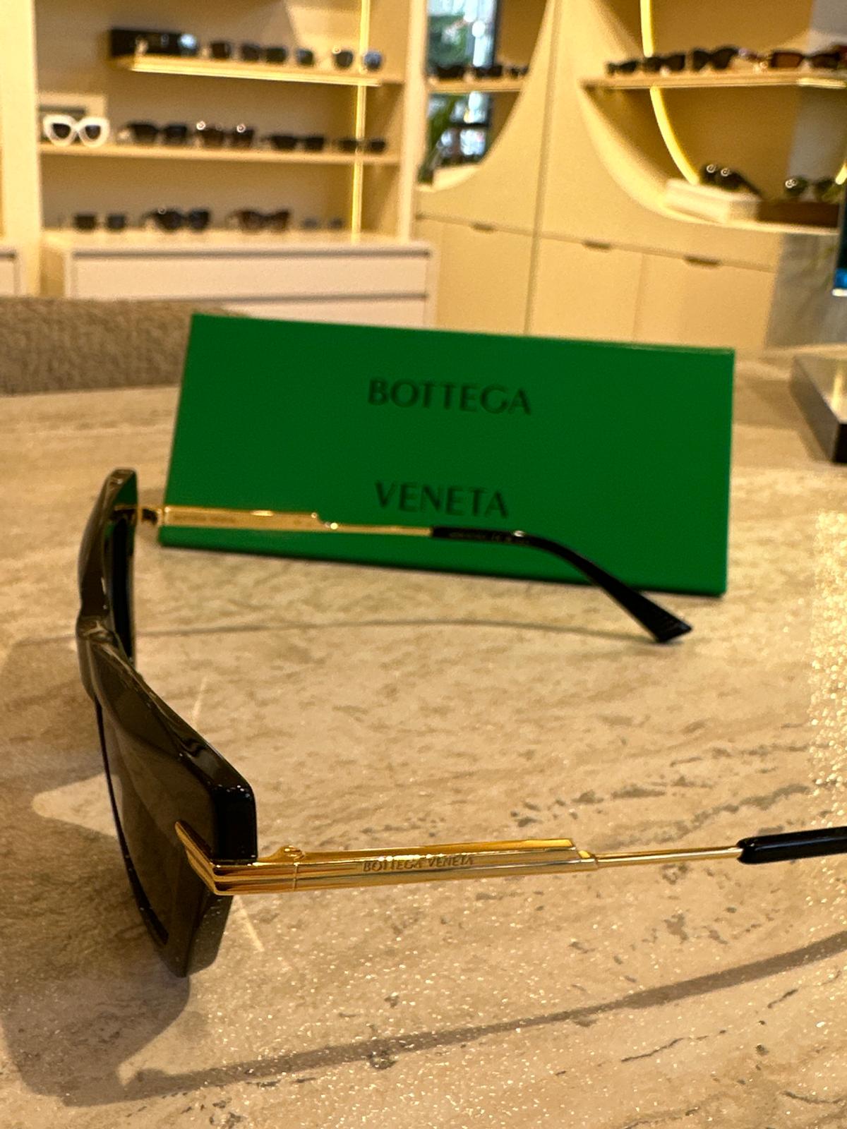 Bottega Veneta BV1241S 001 – Altın Metal Saplı İkonik Siyah Güneş Gözlüğü