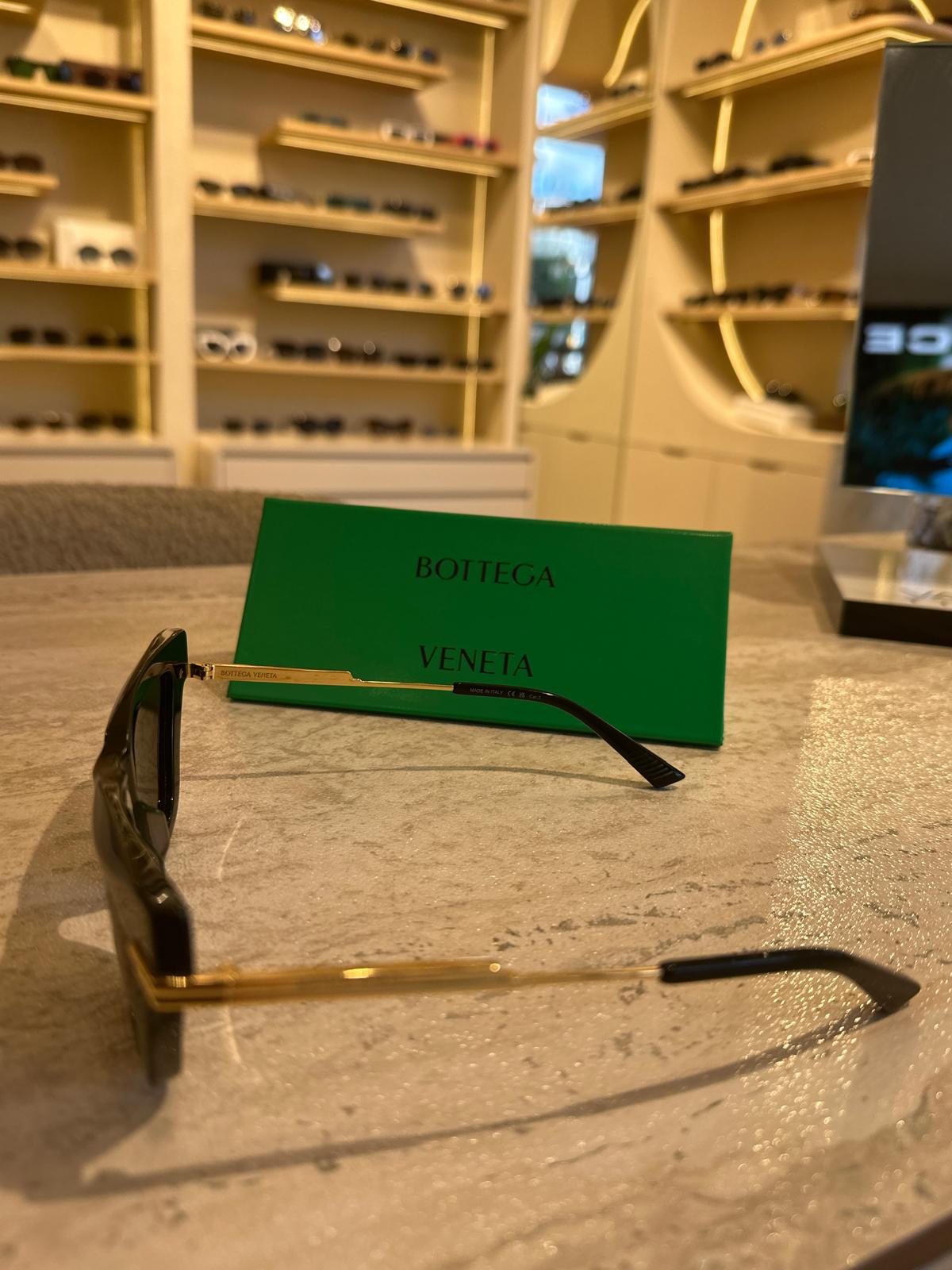 Bottega Veneta BV1241S 001 – Altın Metal Saplı İkonik Siyah Güneş Gözlüğü