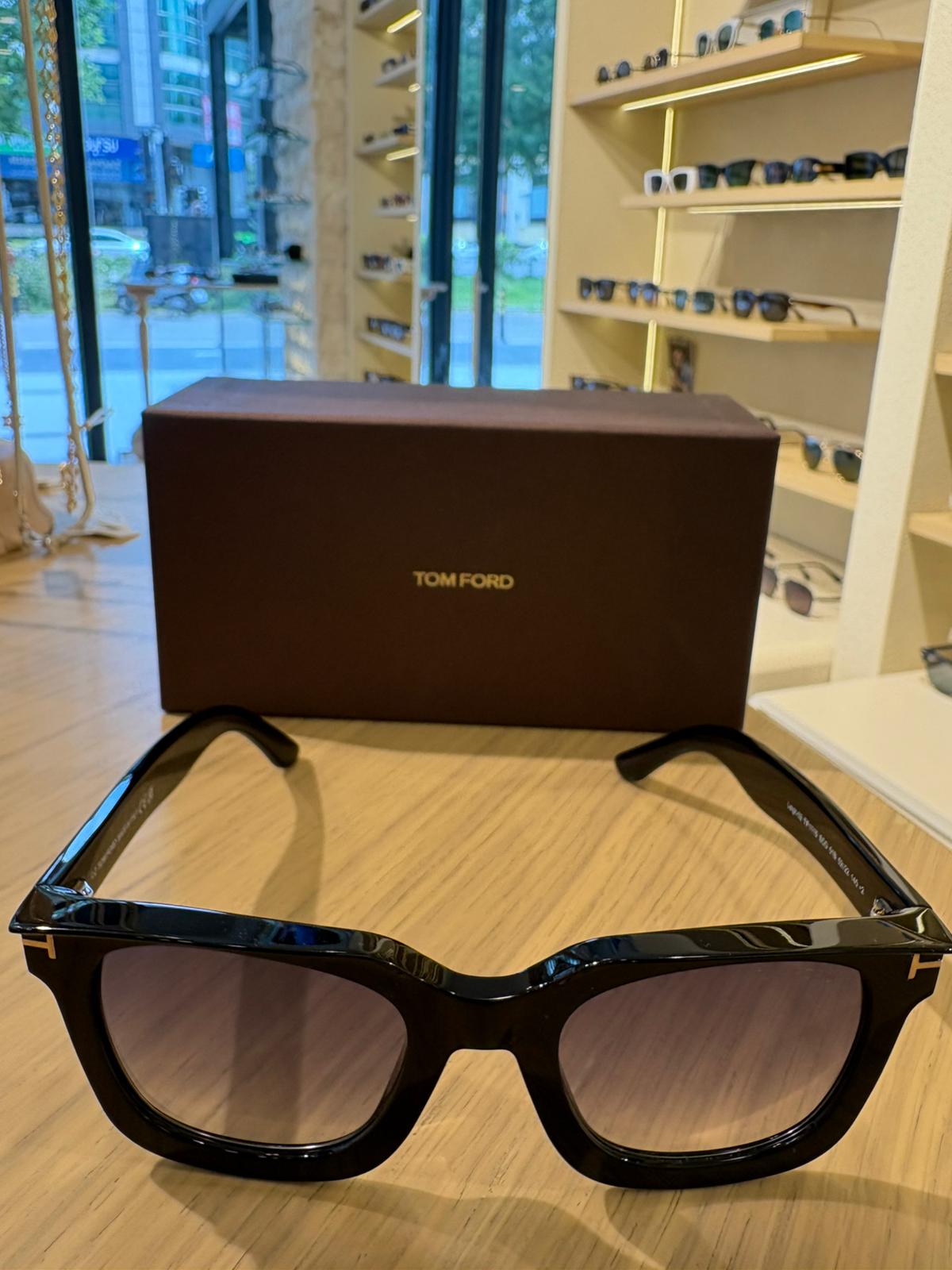 Tom Ford Leigh-02 TF1115 01B 52-22-140G Güneş Gözlüğü