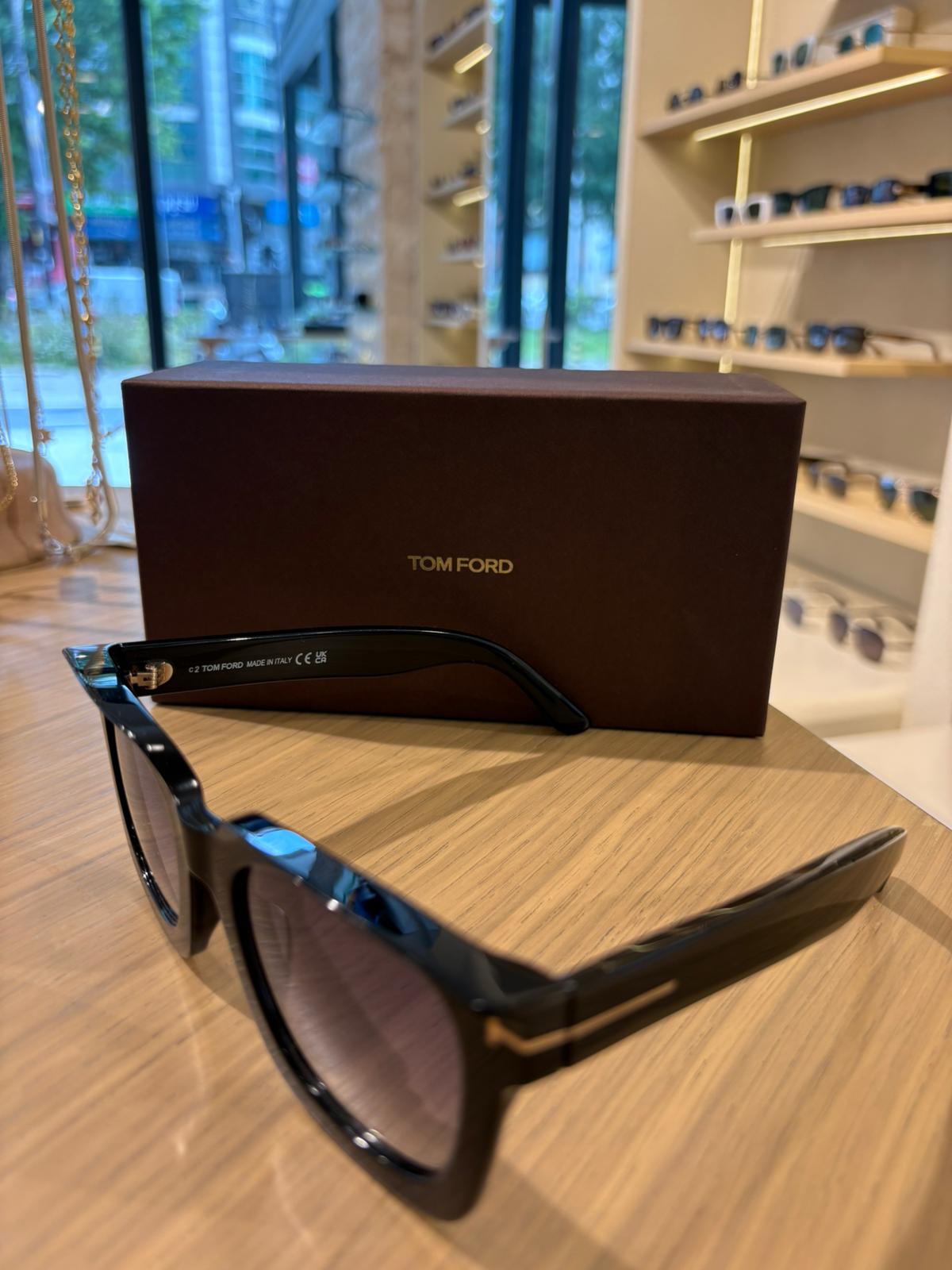 Tom Ford Leigh-02 TF1115 01B 52-22-140G Güneş Gözlüğü