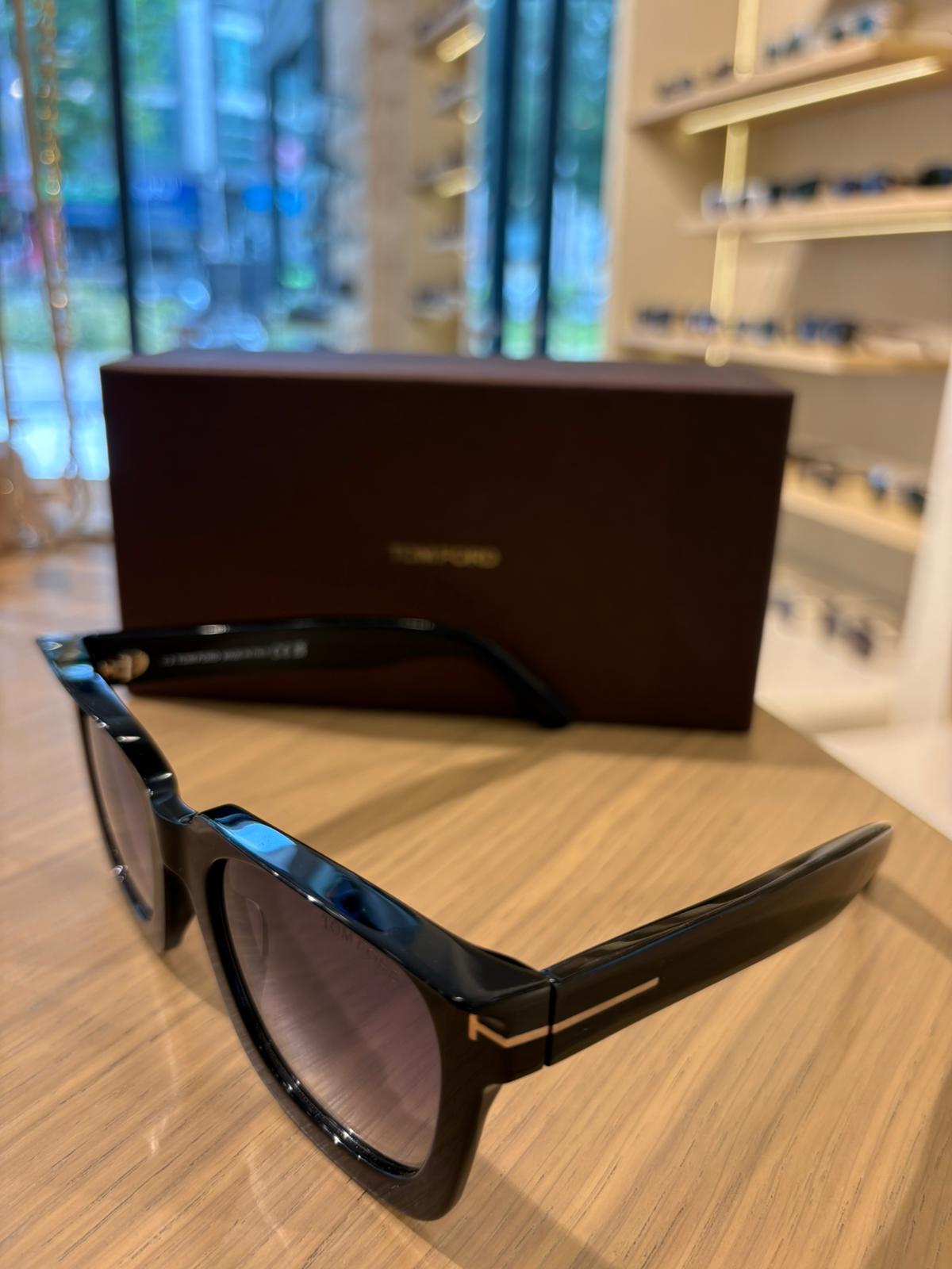 Tom Ford Leigh-02 TF1115 01B 52-22-140G Güneş Gözlüğü
