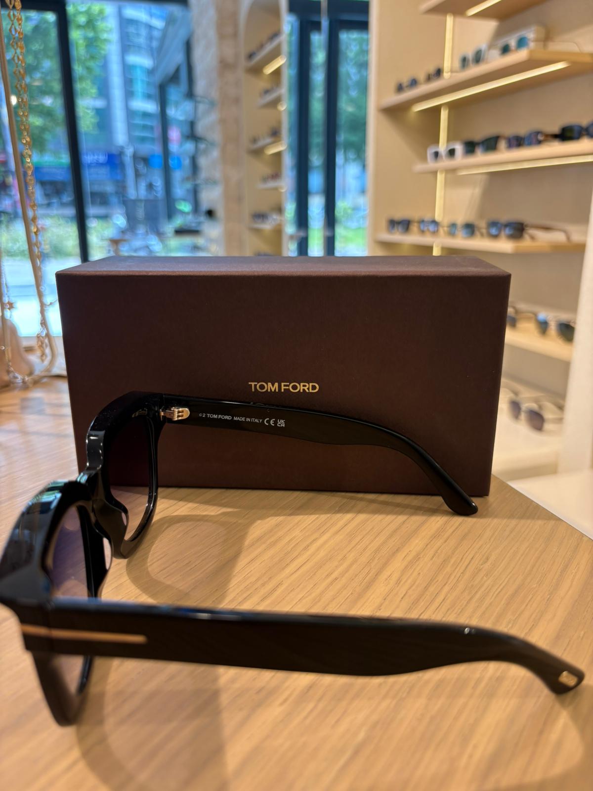 Tom Ford Leigh-02 TF1115 01B 52-22-140G Güneş Gözlüğü