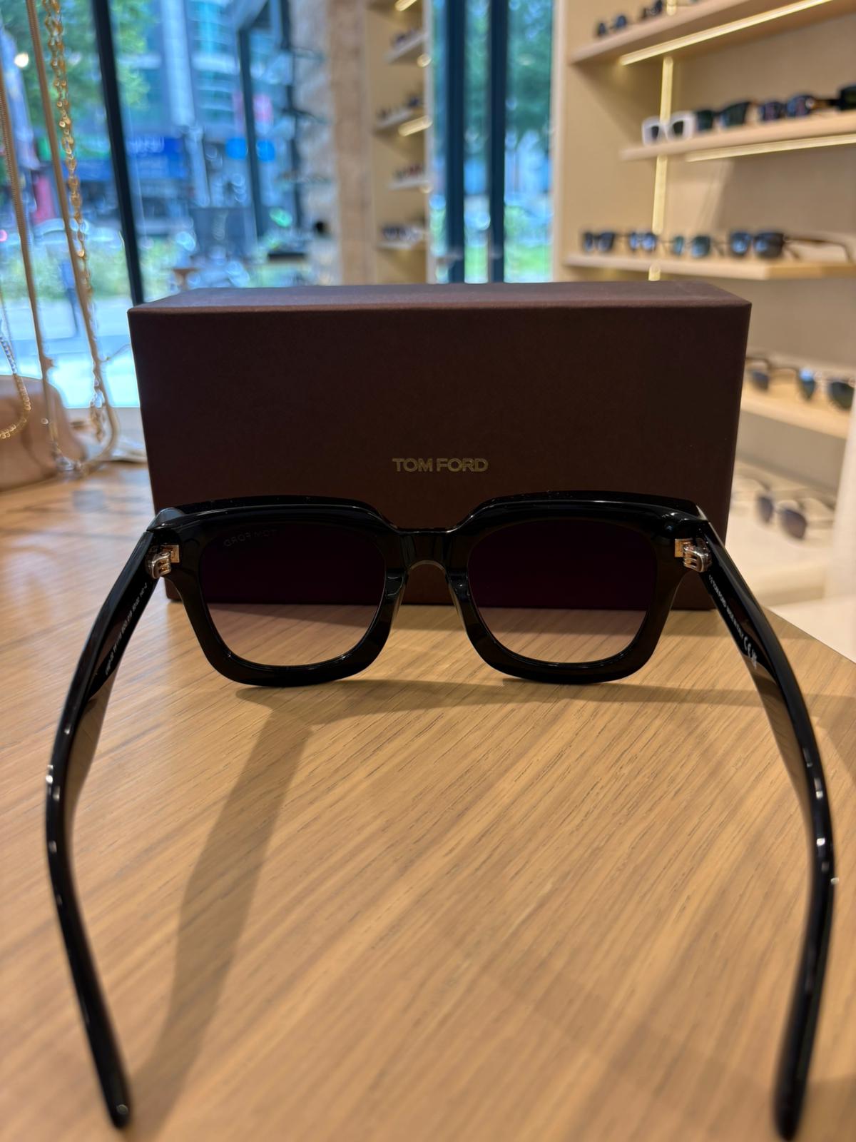Tom Ford Leigh-02 TF1115 01B 52-22-140G Güneş Gözlüğü
