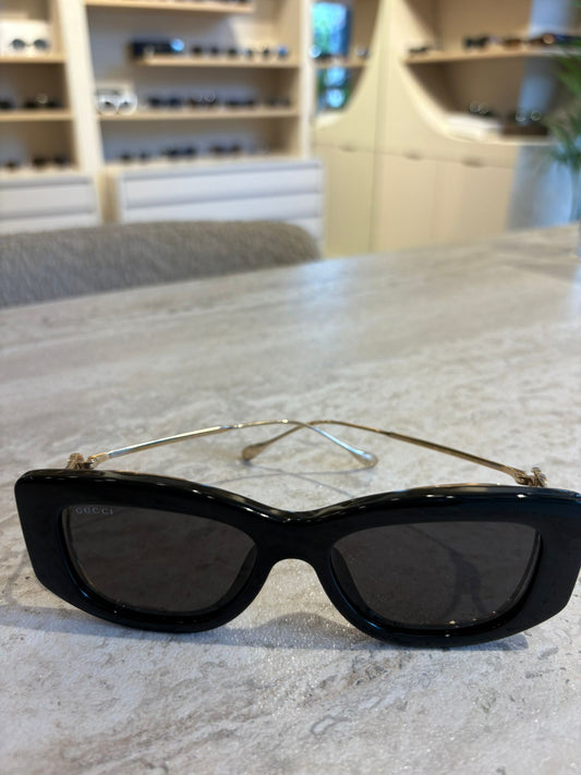 GUCCI GG1566SA 001 – Altın Saplı Lüks Siyah Gözlük (55-17-120)