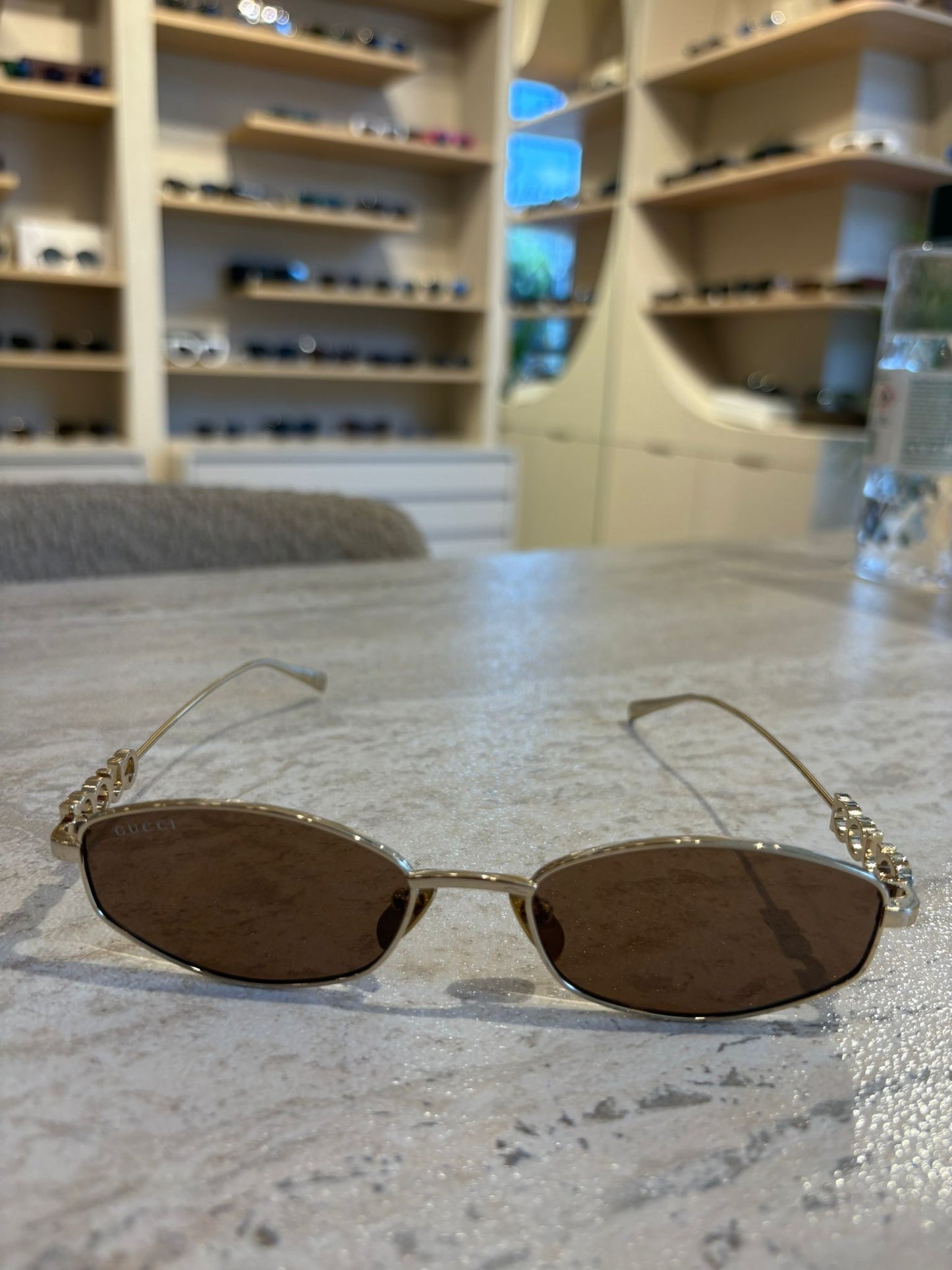 GUCCI GG1802S 005 – Gold Metal Oval Gözlük | Logo Sap Detaylı Kahverengi Cam (55-18-145)
