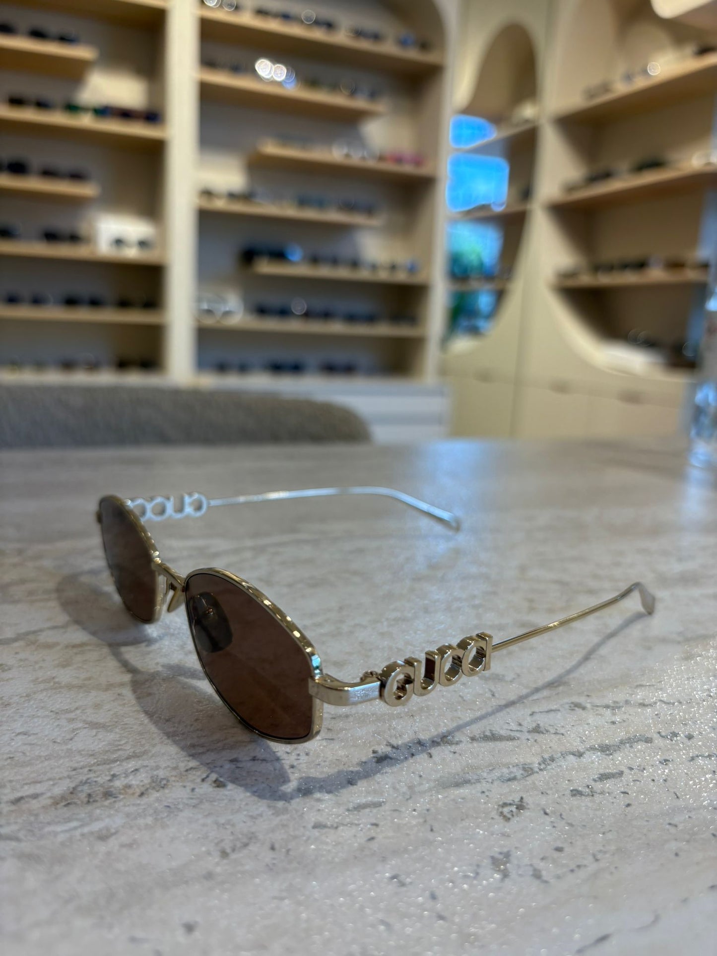 GUCCI GG1802S 005 – Gold Metal Oval Gözlük | Logo Sap Detaylı Kahverengi Cam (55-18-145)