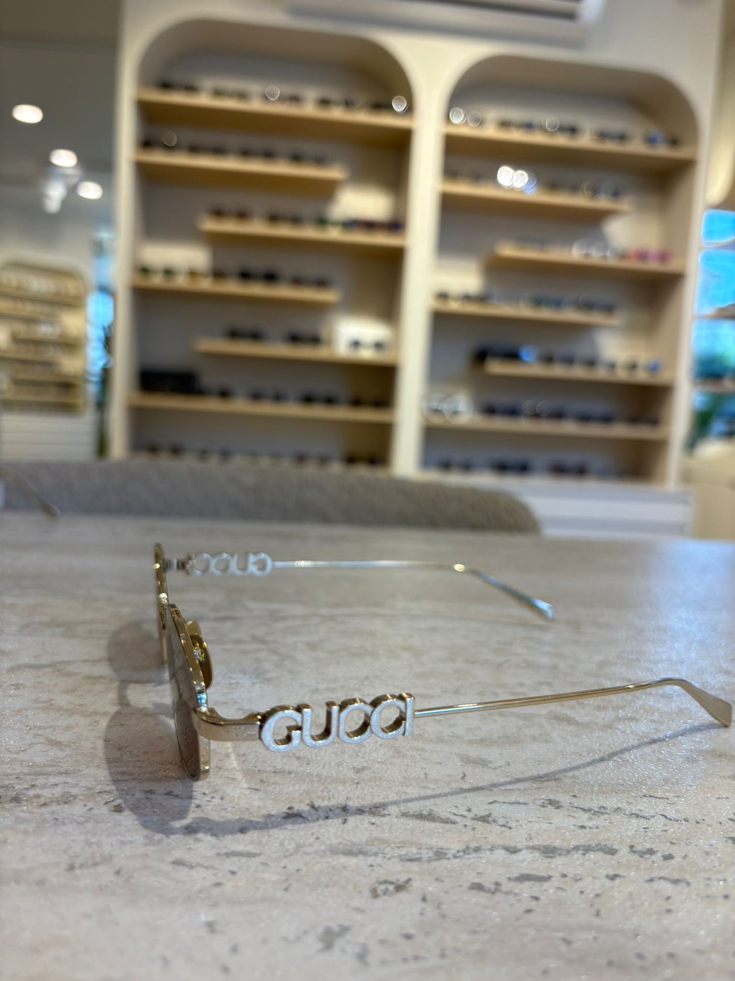 GUCCI GG1802S 005 – Gold Metal Oval Gözlük | Logo Sap Detaylı Kahverengi Cam (55-18-145)