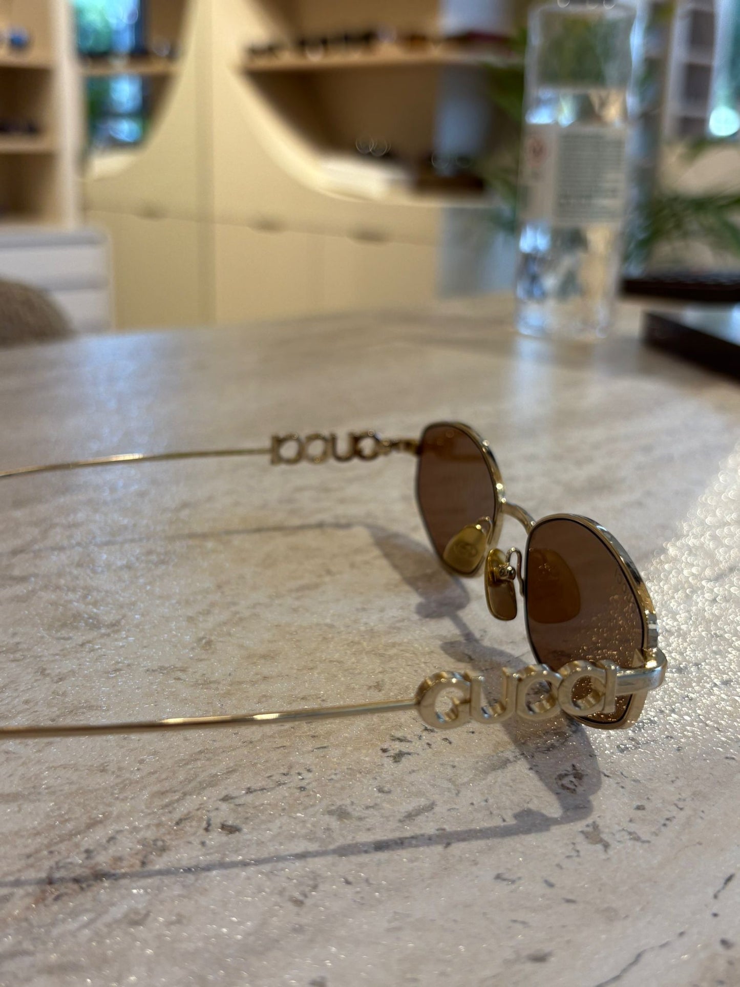 GUCCI GG1802S 005 – Gold Metal Oval Gözlük | Logo Sap Detaylı Kahverengi Cam (55-18-145)