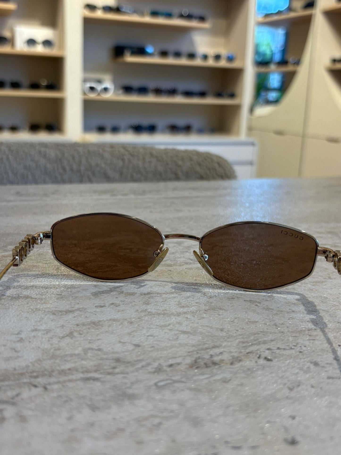 GUCCI GG1802S 005 – Gold Metal Oval Gözlük | Logo Sap Detaylı Kahverengi Cam (55-18-145)