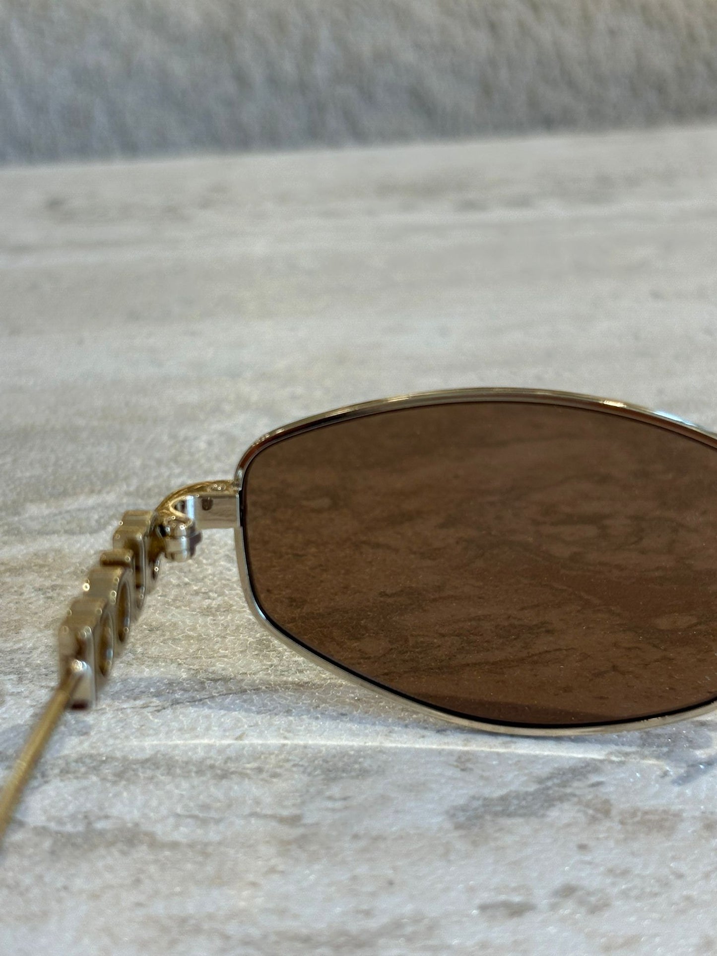 GUCCI GG1802S 005 – Gold Metal Oval Gözlük | Logo Sap Detaylı Kahverengi Cam (55-18-145)