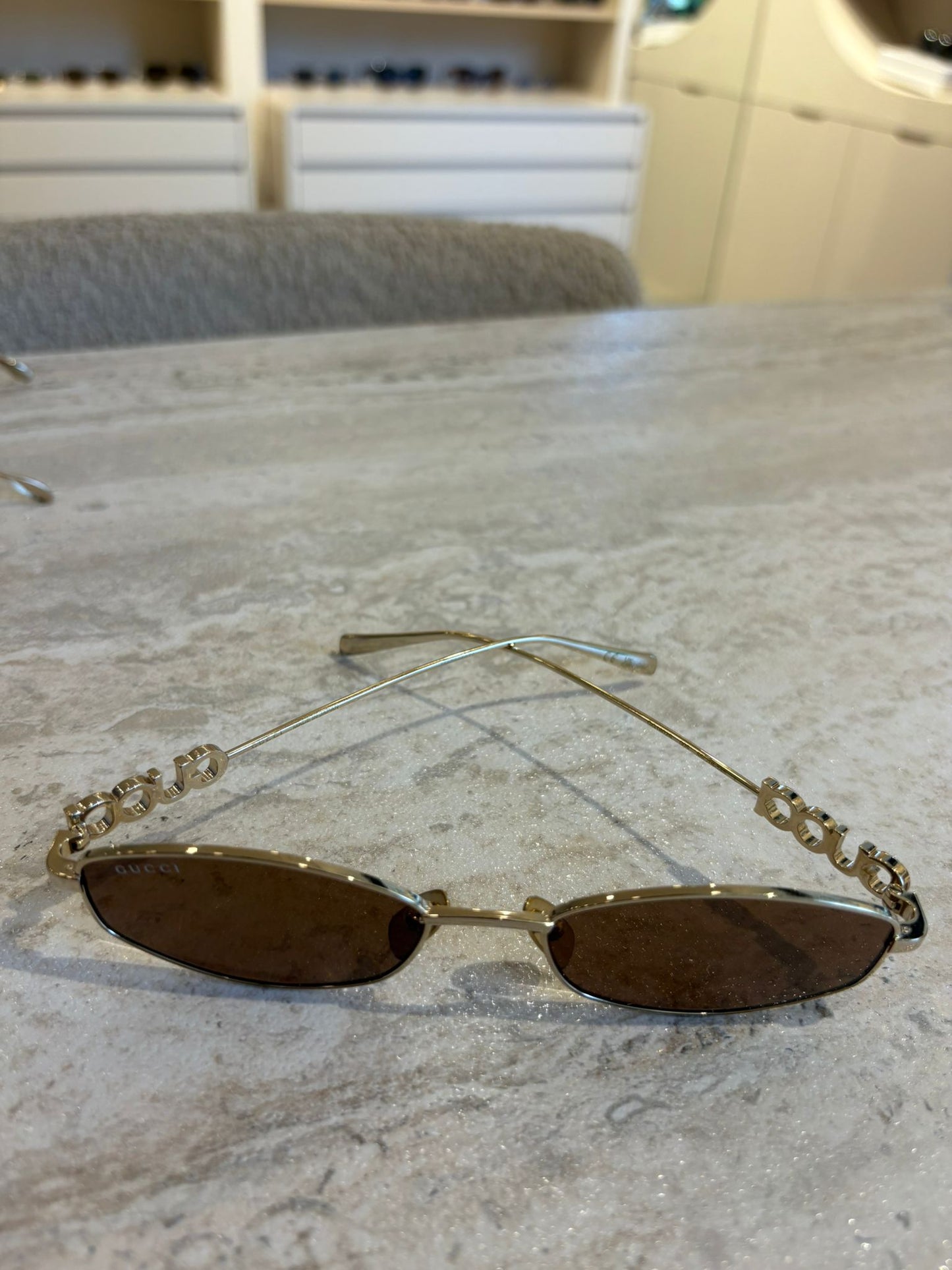 GUCCI GG1802S 005 – Gold Metal Oval Gözlük | Logo Sap Detaylı Kahverengi Cam (55-18-145)