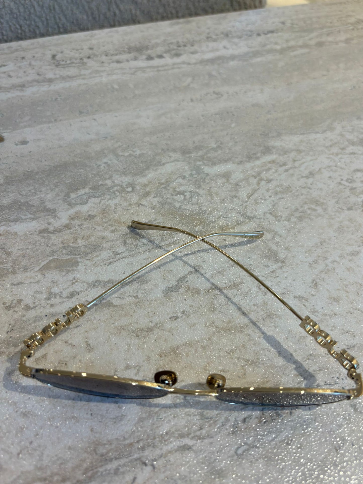 GUCCI GG1802S 005 – Gold Metal Oval Gözlük | Logo Sap Detaylı Kahverengi Cam (55-18-145)