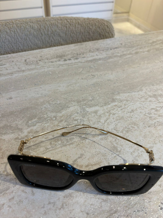 GUCCI GG1567SA 001 – İnce Altın Saplı Siyah Dikdörtgen Güneş Gözlüğü (54-19-120)