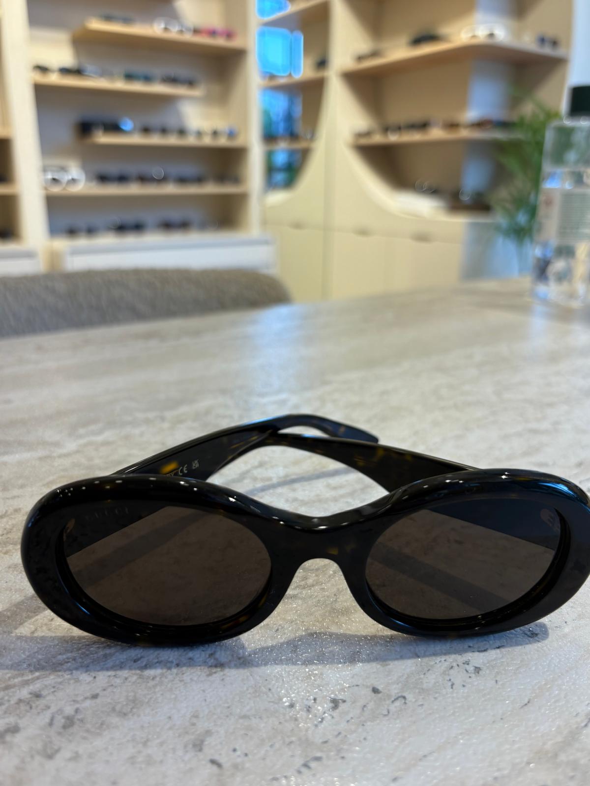GUCCI GG1587S 002 – Retro Oval Siyah Güneş Gözlüğü (52-22-145) | Yıldız Logolu Vintage Tasarım