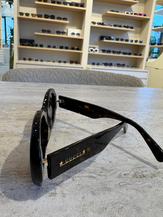 GUCCI GG1587S 002 – Retro Oval Siyah Güneş Gözlüğü (52-22-145) | Yıldız Logolu Vintage Tasarım