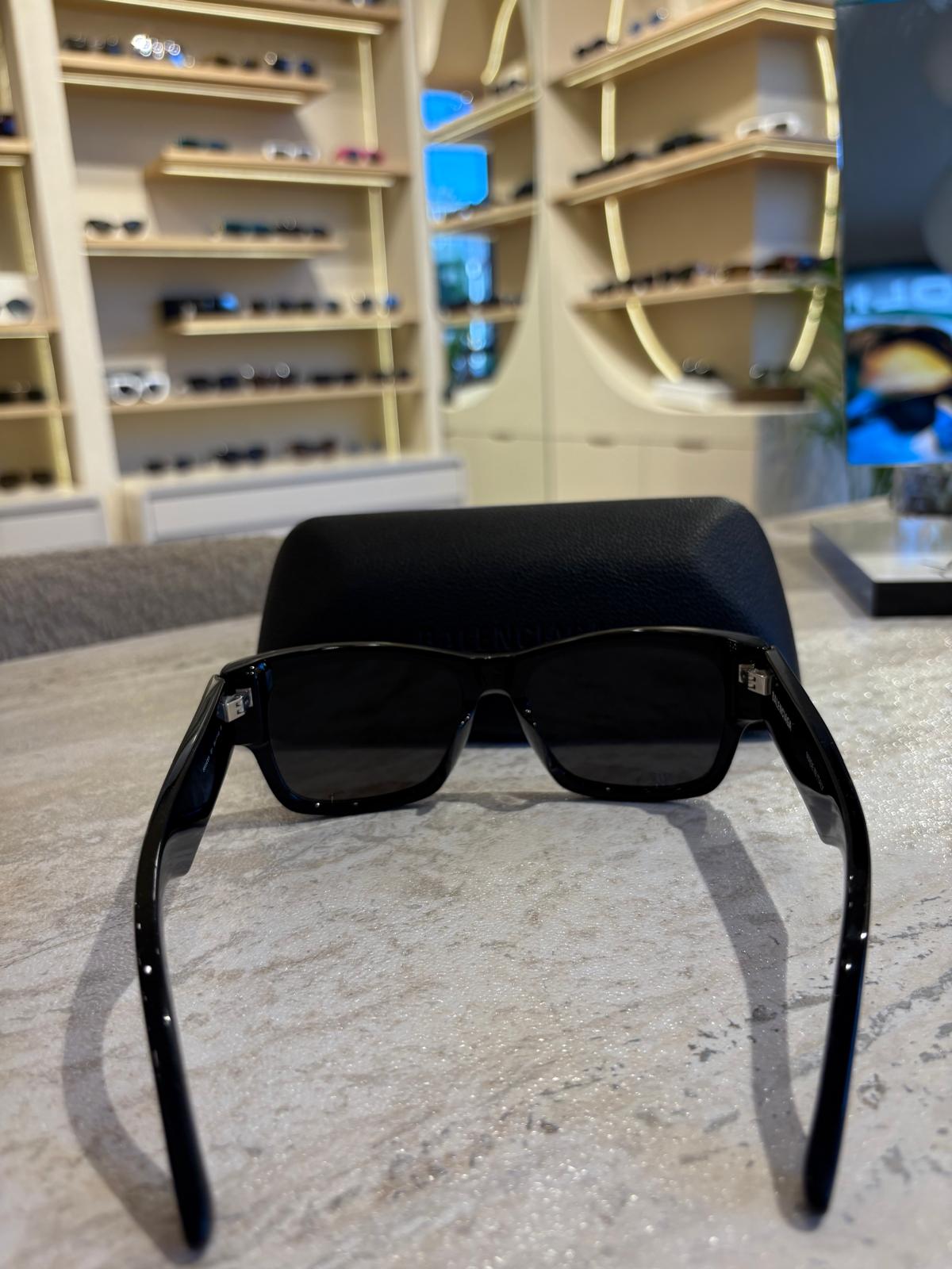 Balenciaga BB0262SA 001 – Maksimum Logo, Maksimum Etki