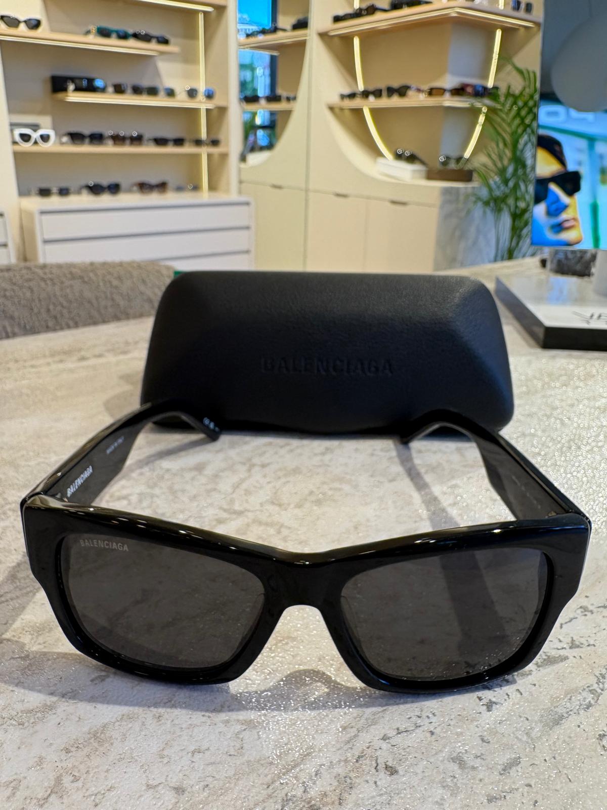 Balenciaga BB0262SA 001 – Maksimum Logo, Maksimum Etki