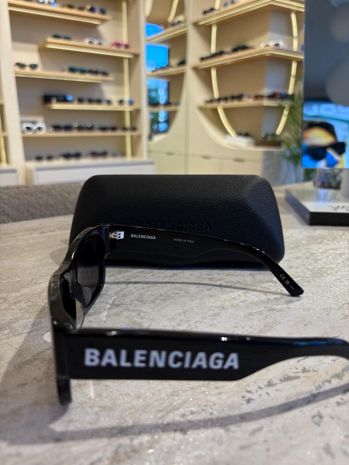 Balenciaga BB0262SA 001 – Maksimum Logo, Maksimum Etki