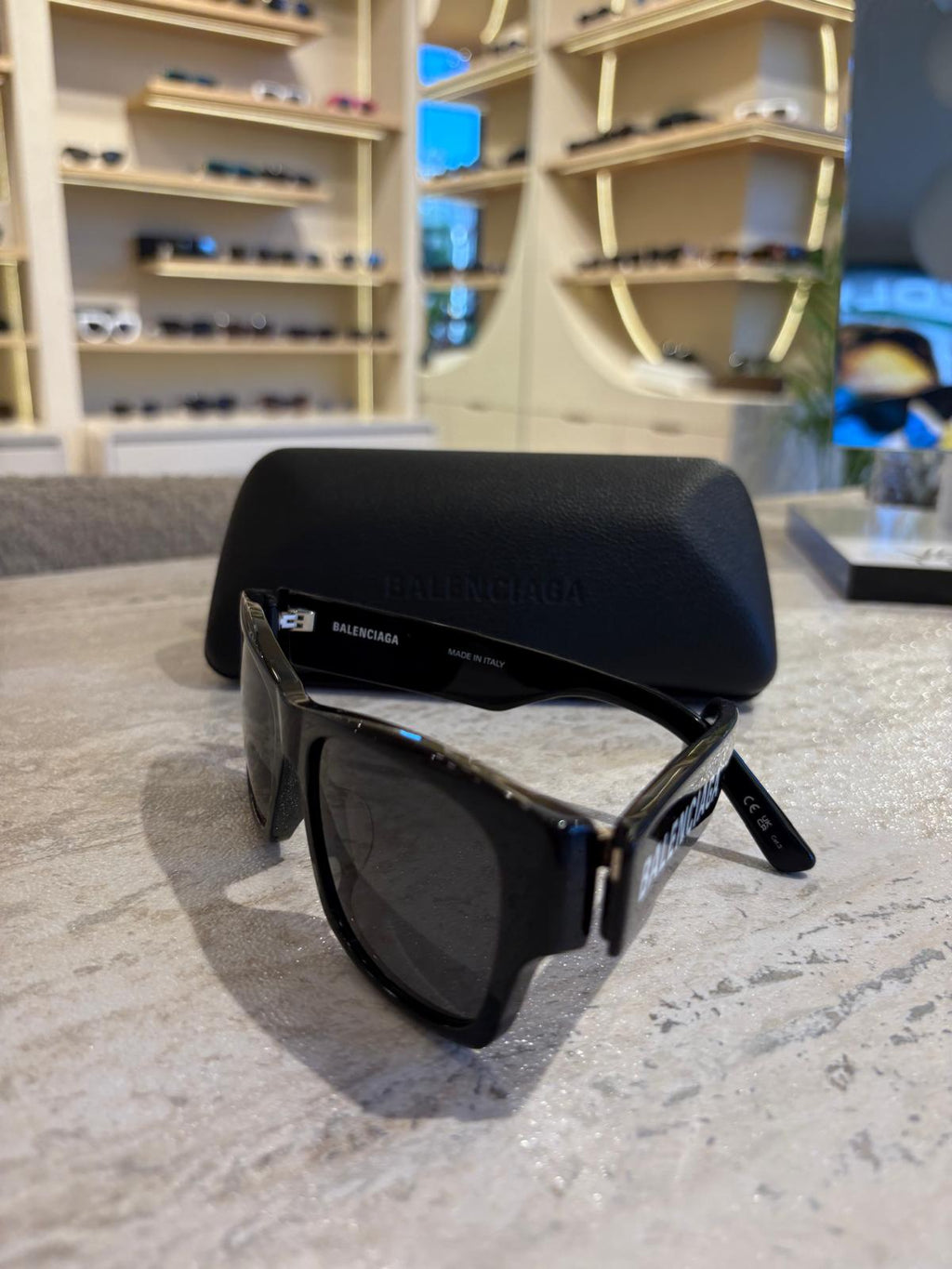 Balenciaga BB0262SA 001 – Maksimum Logo, Maksimum Etki