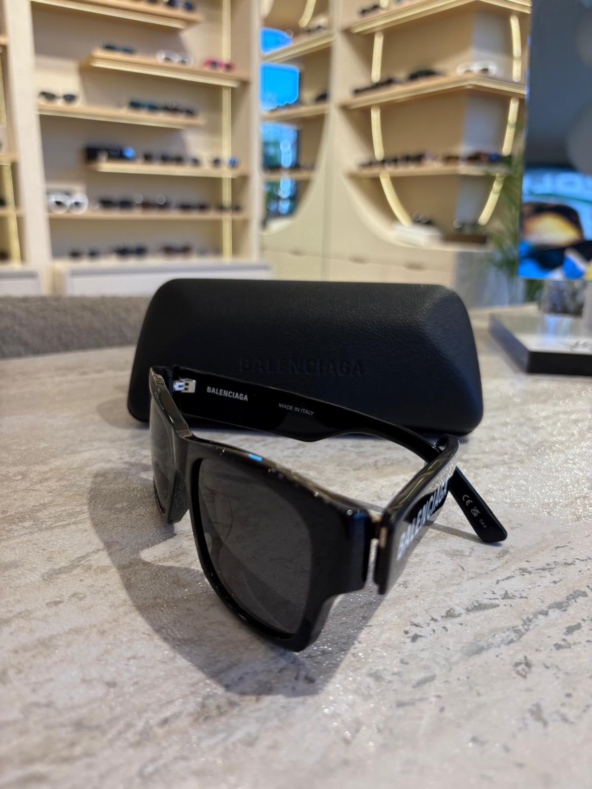 Balenciaga BB0262SA 001 – Maksimum Logo, Maksimum Etki