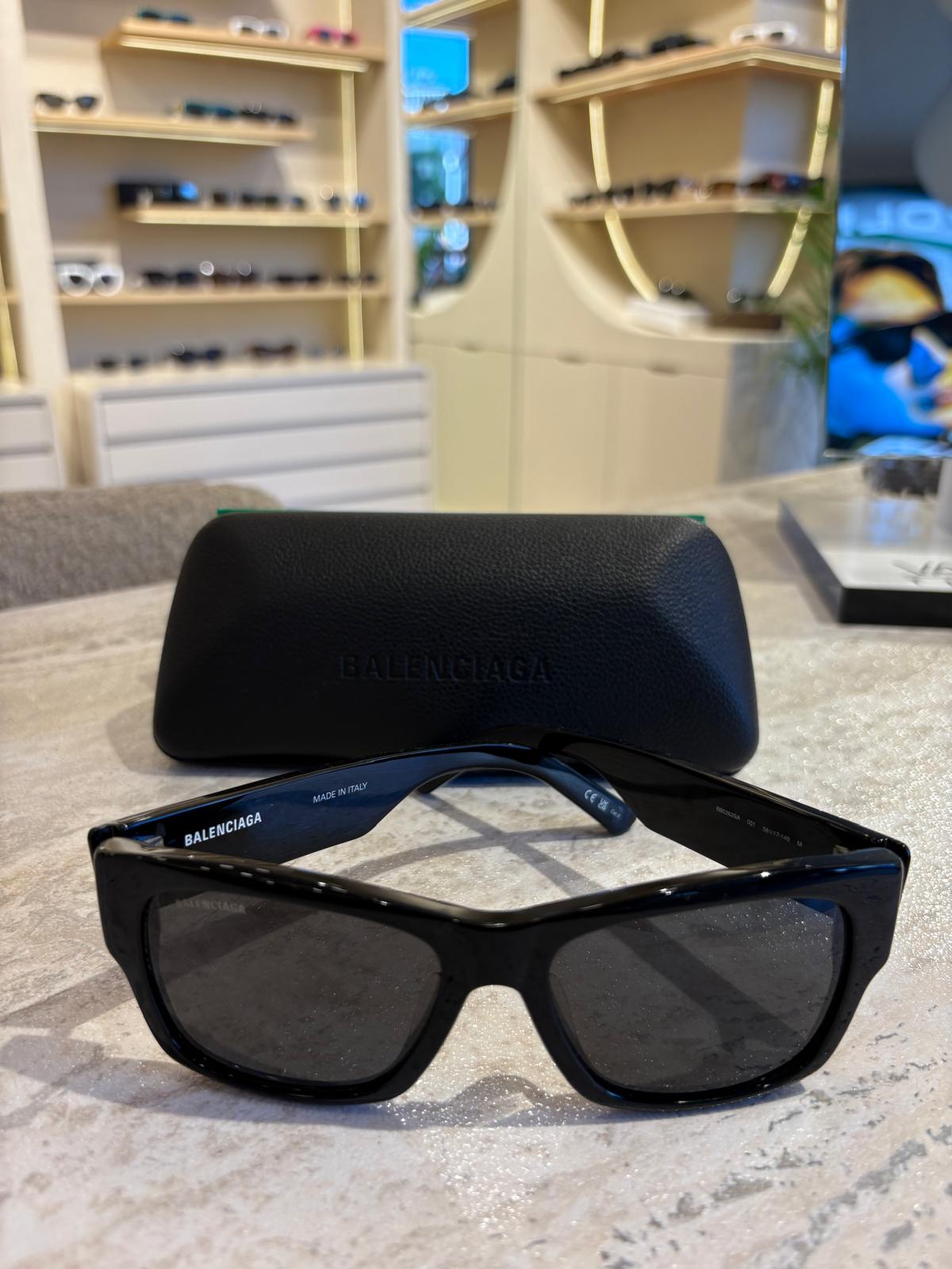 Balenciaga BB0262SA 001 – Maksimum Logo, Maksimum Etki