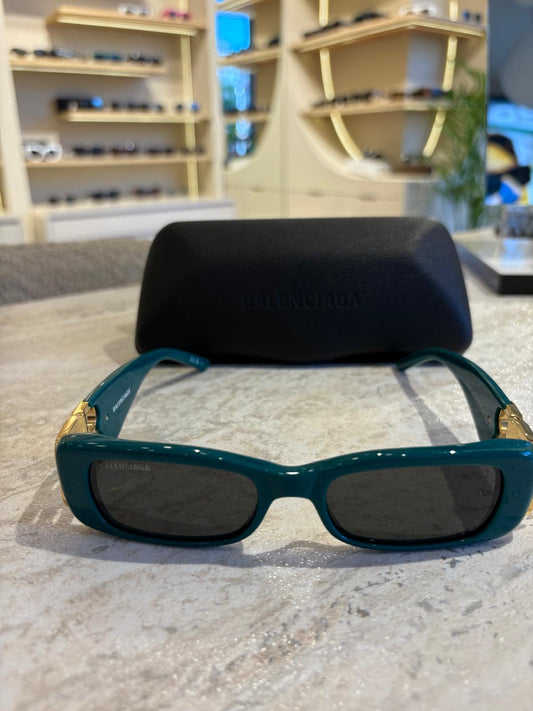 Balenciaga BB0096 S 006 – İkonik BB Altın Logo, Cesur Yeşil Ruh