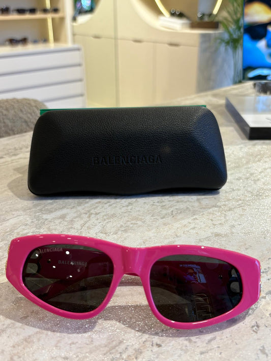 Balenciaga BB0095 S 006 – Cesur Pembe, Altın BB Detayla Buluşuyor
