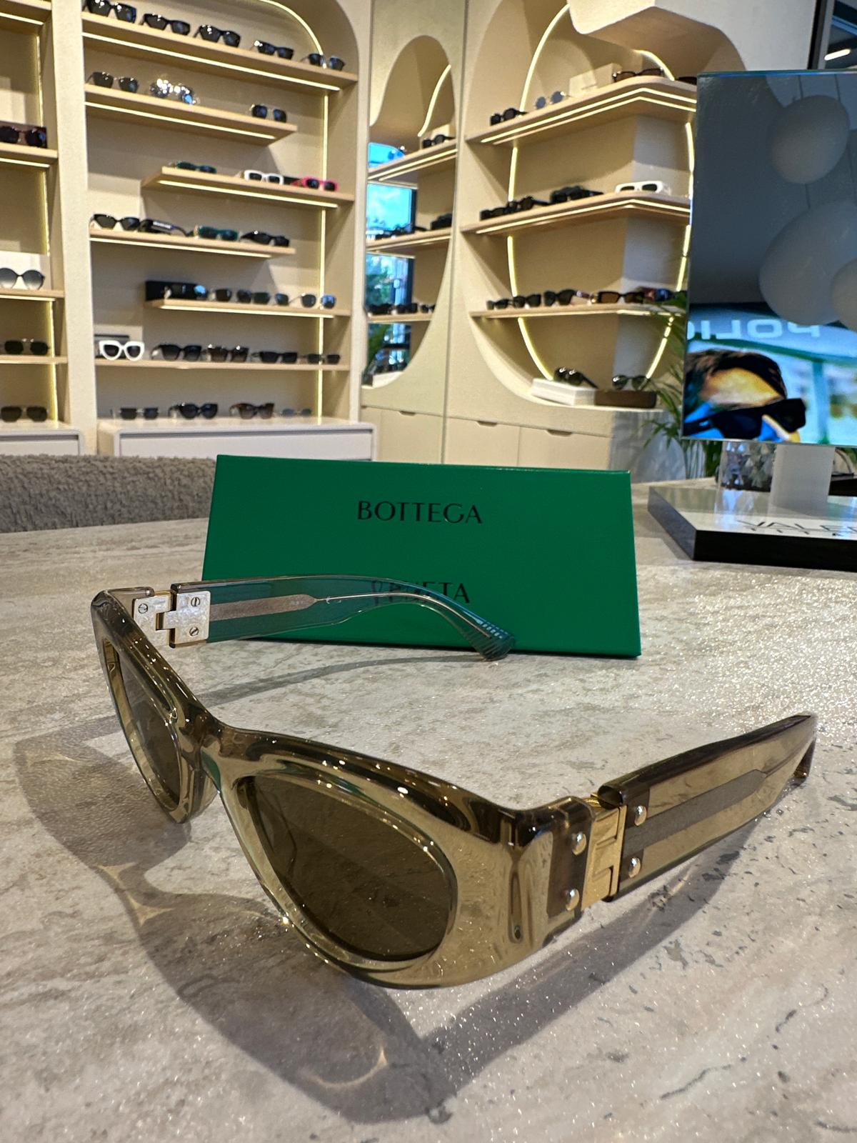 Bottega Veneta BV1142 003 – Retro Cesaret, Transparan Zarafetle Buluşuyor