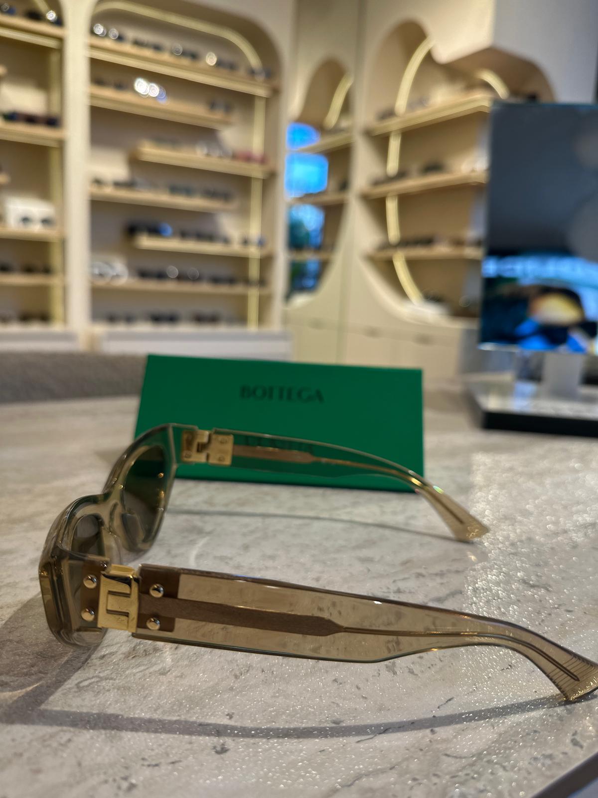 Bottega Veneta BV1142 003 – Retro Cesaret, Transparan Zarafetle Buluşuyor