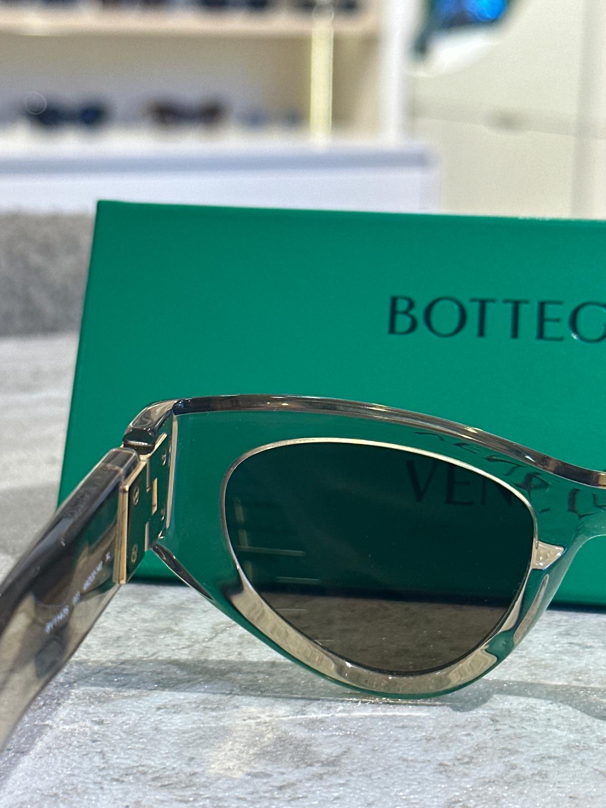 Bottega Veneta BV1142 003 – Retro Cesaret, Transparan Zarafetle Buluşuyor