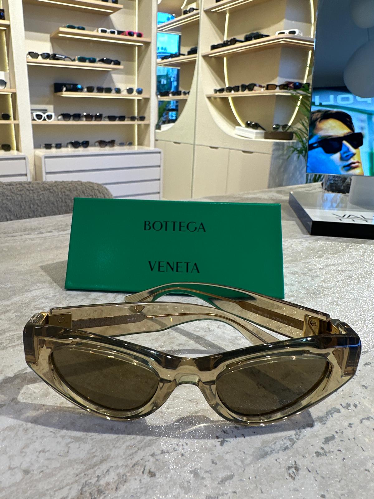 Bottega Veneta BV1142 003 – Retro Cesaret, Transparan Zarafetle Buluşuyor