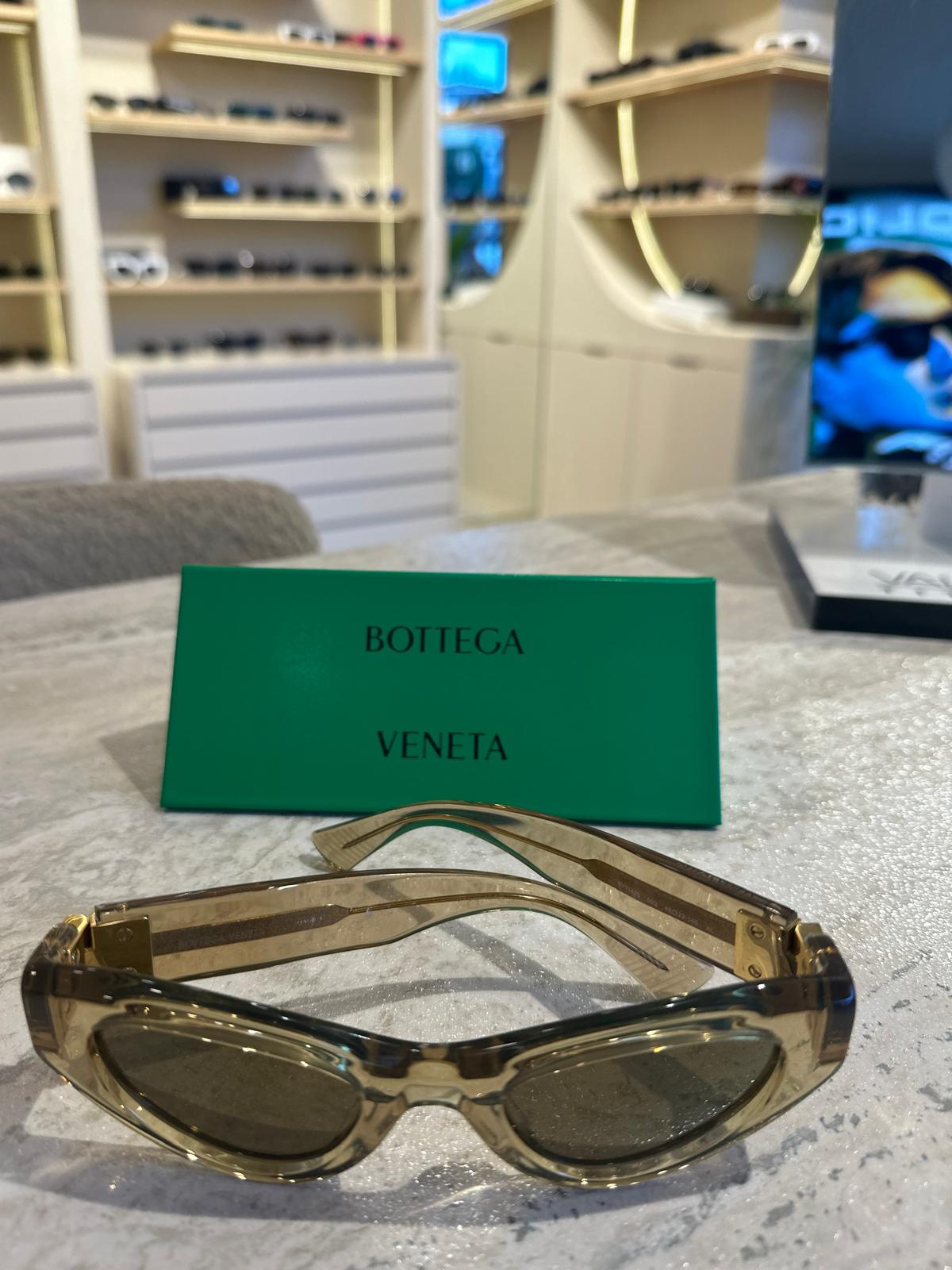 Bottega Veneta BV1142 003 – Retro Cesaret, Transparan Zarafetle Buluşuyor