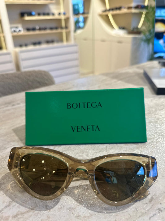 Bottega Veneta BV1142 003 – Retro Cesaret, Transparan Zarafetle Buluşuyor