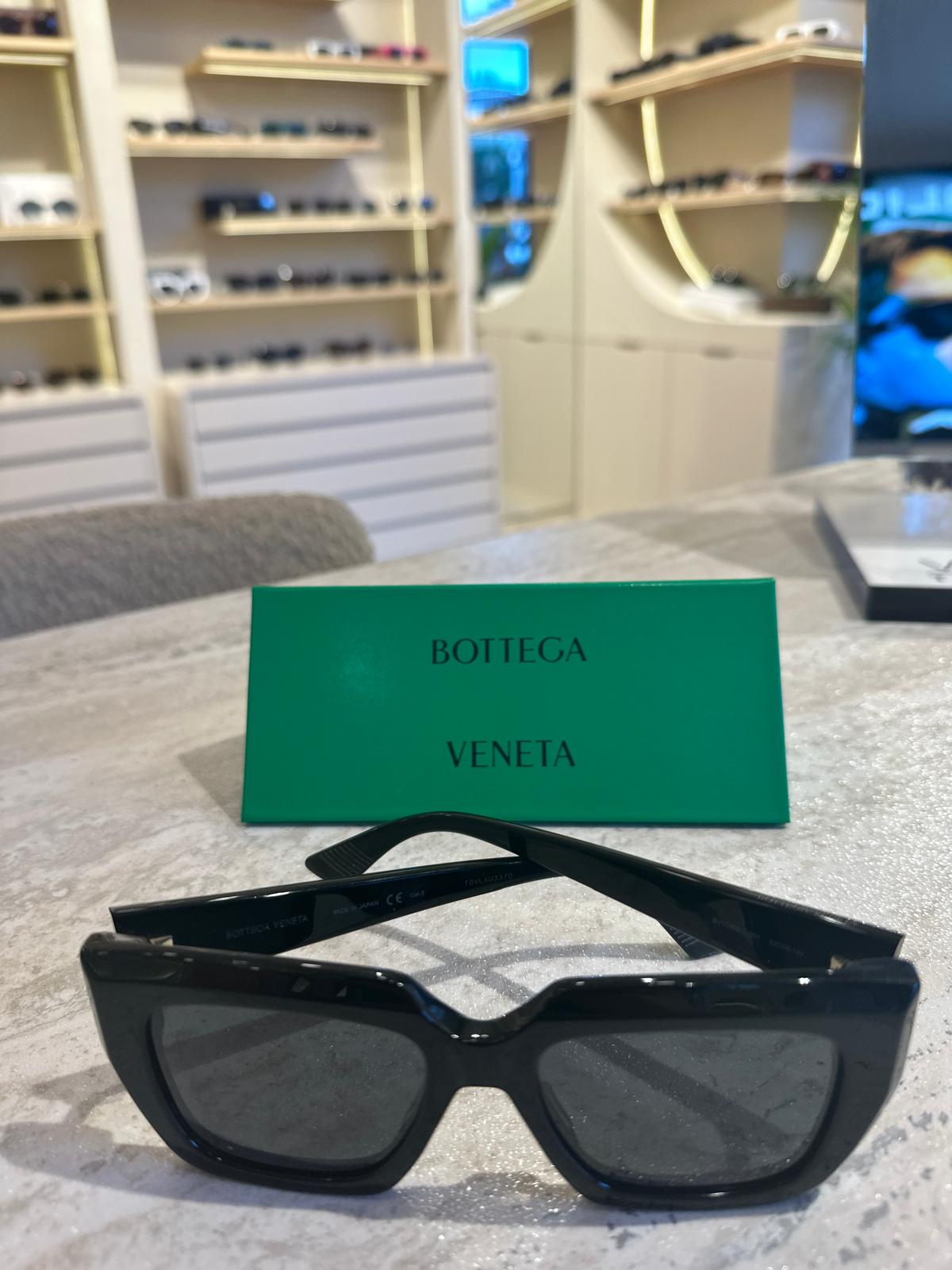 Bottega Veneta BV1030S 001 – Cesur Hatlı İtalyan Tasarımı, Maksimum Etki