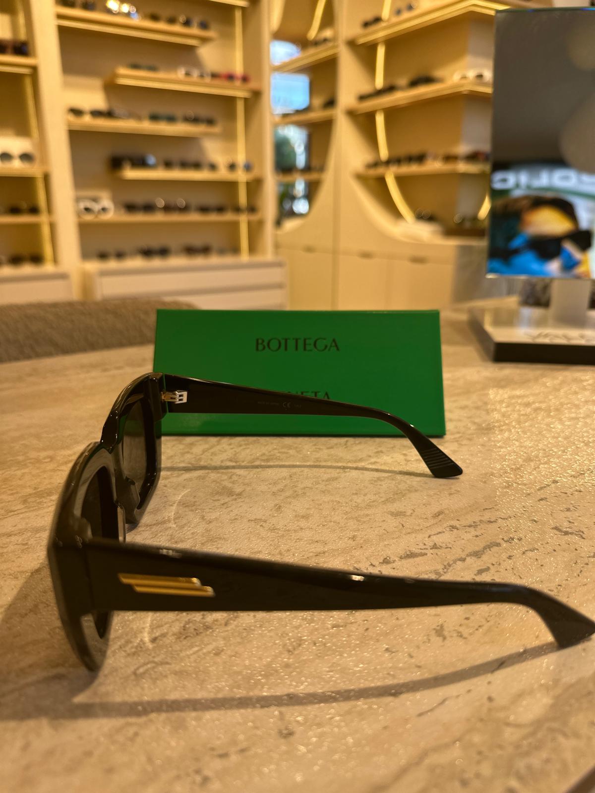 Bottega Veneta BV1030S 001 – Cesur Hatlı İtalyan Tasarımı, Maksimum Etki