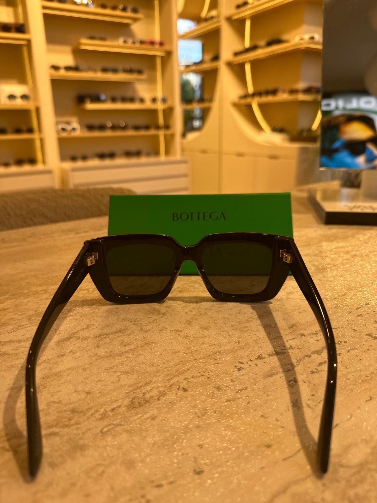 Bottega Veneta BV1030S 001 – Cesur Hatlı İtalyan Tasarımı, Maksimum Etki