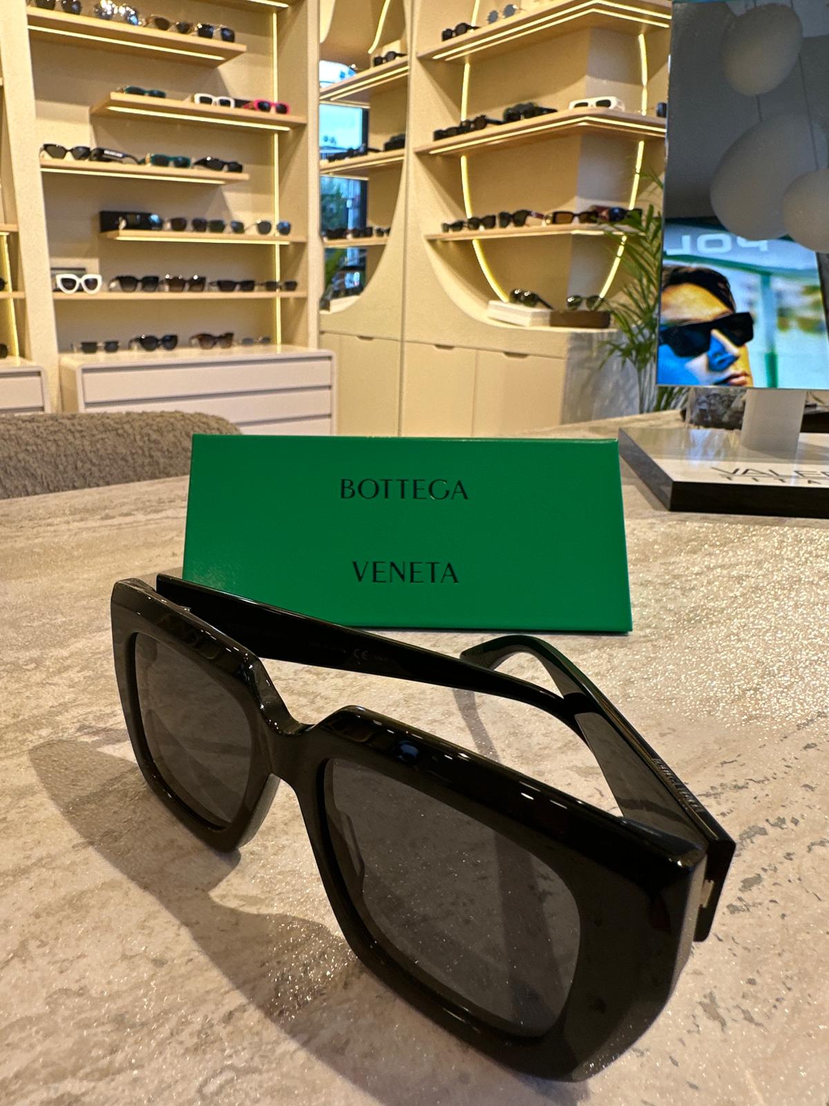 Bottega Veneta BV1030S 001 – Cesur Hatlı İtalyan Tasarımı, Maksimum Etki