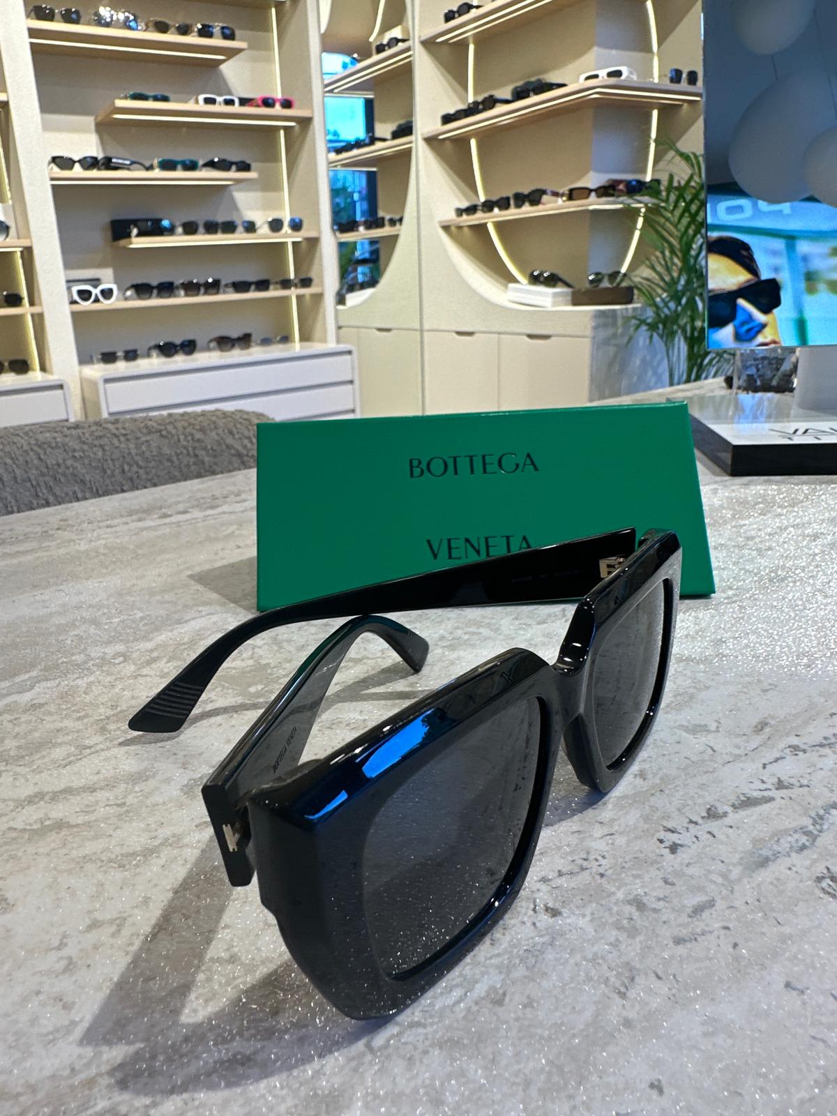 Bottega Veneta BV1030S 001 – Cesur Hatlı İtalyan Tasarımı, Maksimum Etki