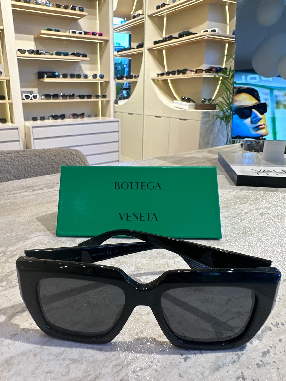 Bottega Veneta BV1030S 001 – Cesur Hatlı İtalyan Tasarımı, Maksimum Etki