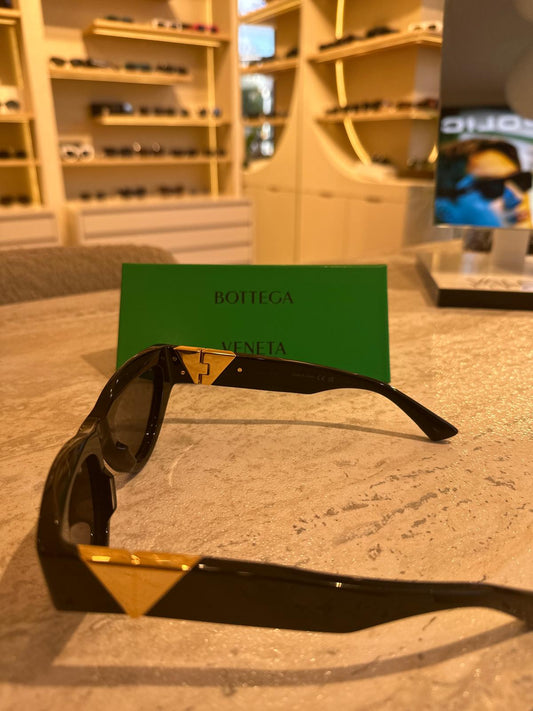 Bottega Veneta BV1176S 001 – Altın Üçgen Detaylı Ultra Şık Güneş Gözlüğü