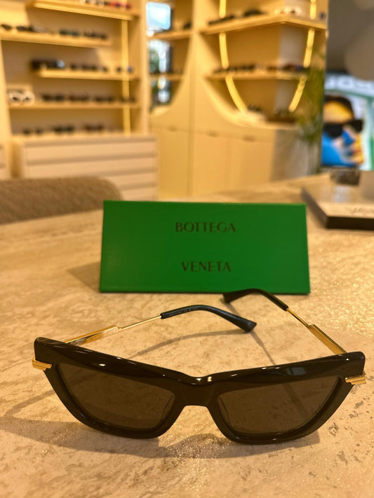 Bottega Veneta BV1241S 001 – Altın Metal Saplı İkonik Siyah Güneş Gözlüğü